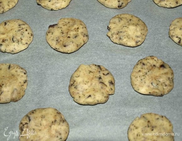 Выкладываем на выстеленный пергаментом противень. Отправляем в заранее разогретую до 180°С духовку и выпекаем 15 минут. Как только края станут золотистыми достать печенье из духовки и оставить остывать на противне. Главное не передержать печенье в духовке. 