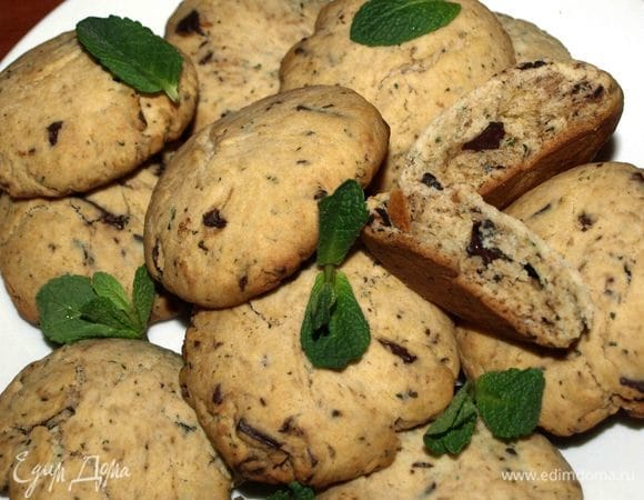 Готовое печенье перекладываем на блюдо или в коробку для печенья.