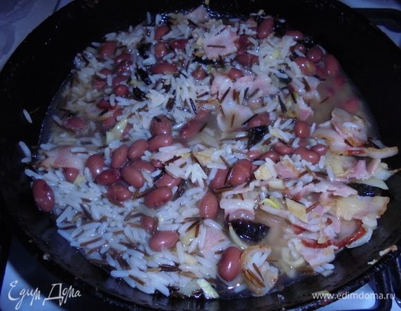 Добавьте отваренный рис, горчицу зернами, лейте бульон и готовьте в течение 7–8 минут (до уваривания жидкости). Посолите по вкусу. Стручковую фасоль отварите отдельно в течение 3–4 минут.