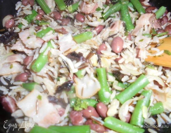 Добавьте в сковороду стручковую фасоль, горсть свежемороженного шпината. Перемешайте, при необходимости посолите. 