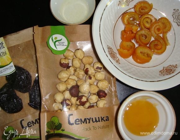 Сушеные сливы ТМ «Семушка» залить теплой водой на 15 минут. Потом хорошо промыть и дать стечь лишней жидкости. Вместо апельсиновых цукатов у меня апельсиновые корочки из варенья, которое я варила сама.