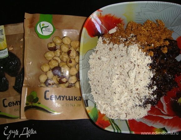 Сушеные сливы ТМ «Семушка» и апельсиновые цукаты измельчить в блендере. Овсяные хлопья и семена льна измельчить в кофемолке. Смешать в тарелке измельченные ингредиенты, добавить мед и сок лимона. Все тщательно перемешать.