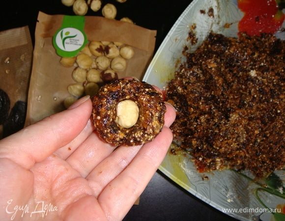 Чайной ложкой берем смесь, катаем шарик, внутрь кладем фундук ТМ «Семушка» и скатываем шарик. 