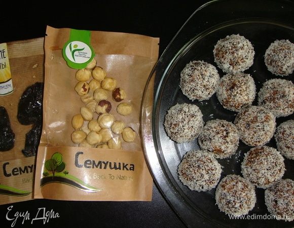 Обвалять шарики в кокосовой стружке и выложить в огнеупорную посуду. Запекать конфеты в разогретой до 200°С духовке 10 минут. Что дает нам запекание в духовке? Очень вкусную хрустящую корочку.