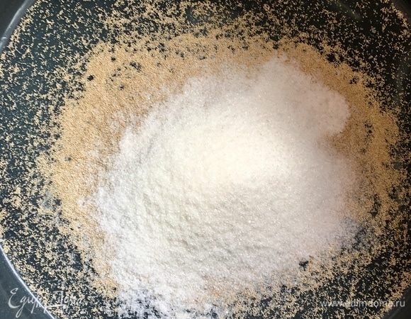 В большой миске, где будем замешивать тесто, смешать быстрорастворимые дрожжи, соль и сахар.