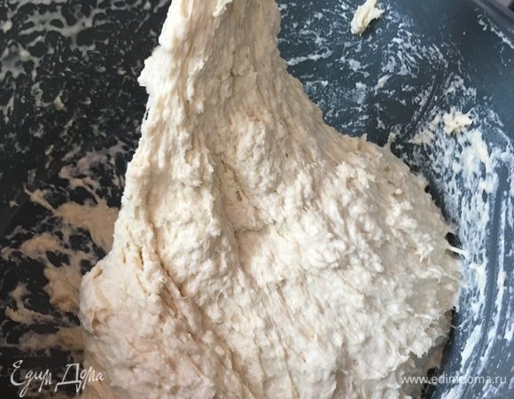 Сначала тесто вязкое, липнет к рукам и тянется. Но чем больше вы с ним работаете, тем податливее и послушнее оно становится.