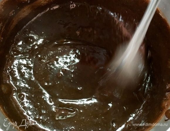 Поставить ковшик на медленный огонь и дать какао полностью раствориться в сгущенке так, чтобы не было комочков. И еще один эффект от прогревания — масса немного загустеет, что нам и требуется для начинки. Чтобы начинка не вытекала. Если сгущенка у вас слишком жидкая и масса не густеет, можно добавить немного муки.