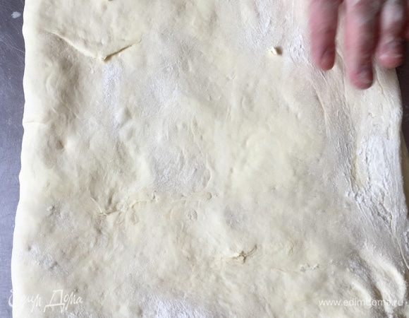 Накрыли и края опять защипнули. В итоге получаем 6 слоев у теста, можно сделать и 8, но я остановилась на этом.