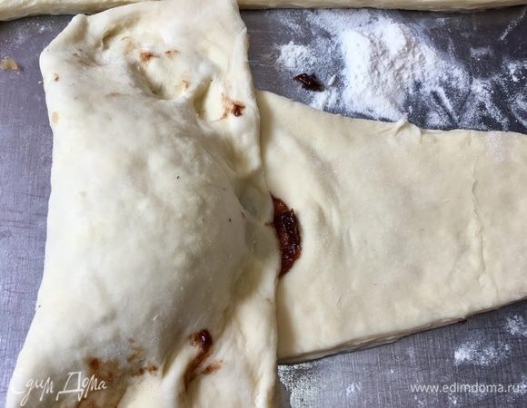 Закрыть начинку, как на фото. И обязательно защипнуть пальчиками края, чтобы начинка не вытекла.