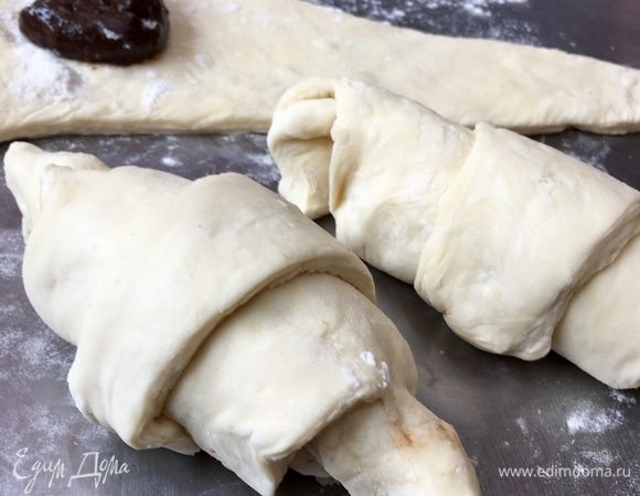 Далее скручиваем круассанчики.