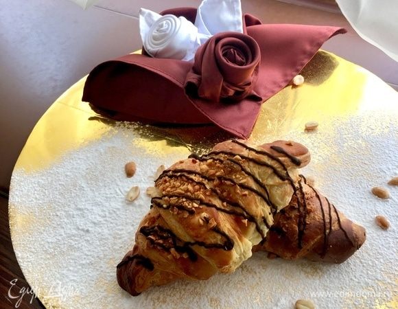 И можно скорее варить кофе и лакомиться свежеиспеченной слоеной сдобой с шоколадным сюрпризом внутри и яркими звонкими орешками на загорелой корочке! Для меня такой шоколадный круассан — это мечта и верх блаженства!  