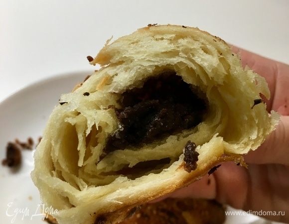 А вот и разлом! Поверьте, может быть мои шоколадные круассаны и не из французской кондитерской, но они безумные. Вкусные, нежные, воздушные и легкие! Они тают во рту так же быстро, как и на тарелке!