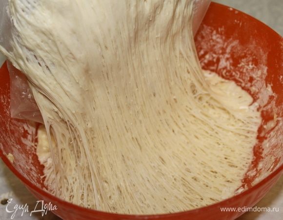 Подошедшее тесто выложите на стол, подкатайте в шар, накройте салфеткой и оставьте на столе отдохнуть минут на 15.