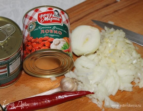 В то время, пока подходит тесто, приготовьте начинку. Мелко нарежьте лук и отправьте обжариваться на сливочном масле. Масла не жалейте, фасоль любит его. Начинка должна получиться сочной.