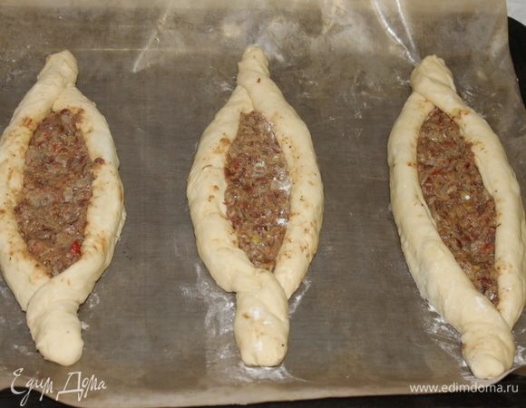 Положите лодочки на противень и поставьте на расстойку в теплое место на 15–20 минут. Затем отправьте в горячую духовку выпекать при температуре 200°С.