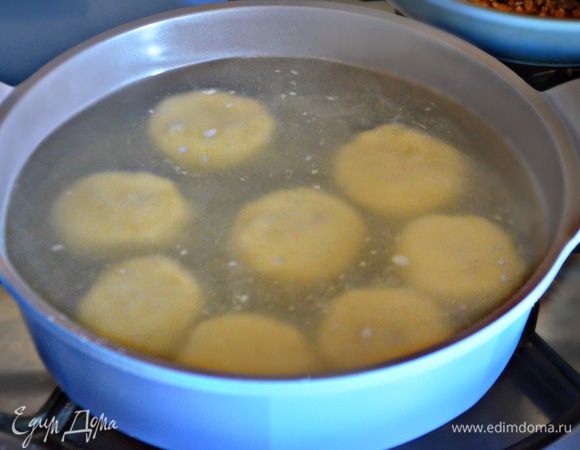 В широкой кастрюле вскипятить воду, опустить в нее кнедли, варить 8 мин., после чего вынуть и откинуть на дуршлаг. 