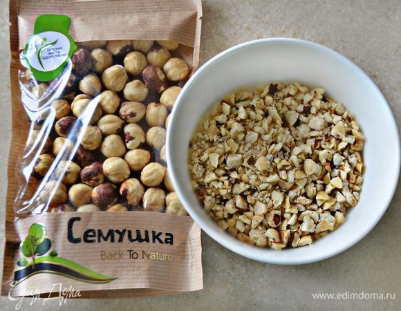 Тем временем измельчить в крошку фундук ТМ «Семушка».