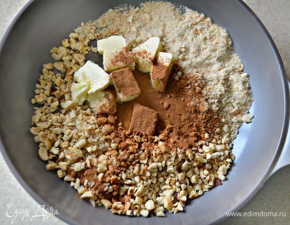 На оставшемся сливочном масле обжарить панировочные сухари (я использовала домашнего приготовления) с корицей и орехами.