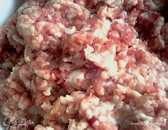 Мясо пропустить через мясорубку вместе с луком.