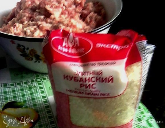 Рис тщательно промыть. Рис можно брать абсолютно любой, у меня круглозерный. В полученный фарш добавить мелко нарезанную зелень, рис, соль и перец.