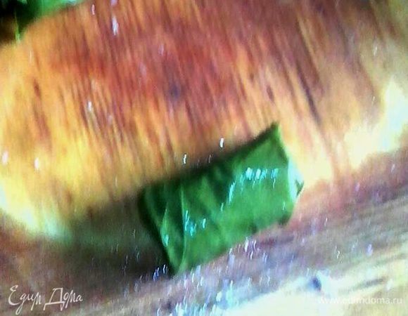 Виноградные листья я брала собственного приготовления, я их с лета уже замариновала. Таким образом, их уже не нужно ошпаривать, да и время приготовления значительно уменьшается. Виноградные листики отжать, отделить по одному. В середину положить небольшое количество фарша и завернуть конвертиком.