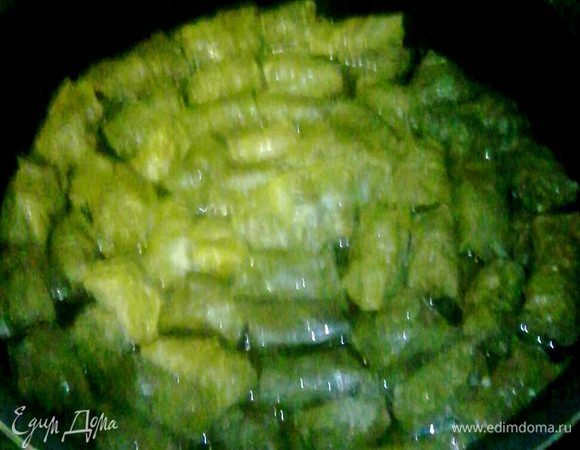 Тушить долму до готовности. У меня мультиварка-скороварка, поэтому я готовлю 25–30 мин., в обычной этот процесс занимает около 1 часа. За несколько минут до окончания варки можно положить топленое масло (по желанию, я не использовала).