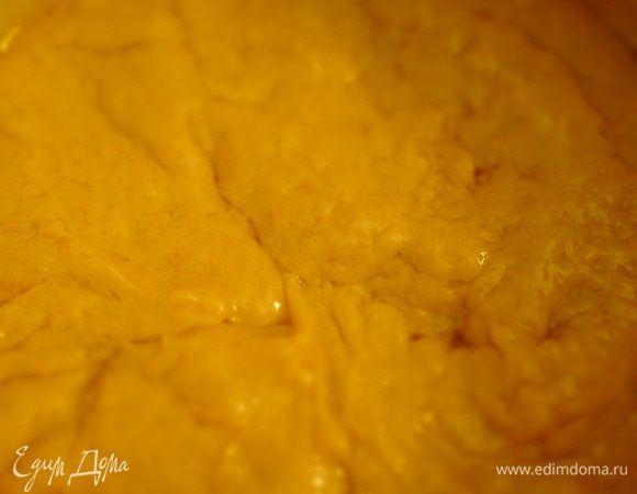 Из ингредиентов, начиная с теплой (не горячей) воды, (яйцо, сахар, соль, сл. масло, майонез, дрожжи) соединяем и взбиваем деревянной лопаткой до однородной массы жидкую основу для теста. Мука просеивается в последнюю очередь порциями, замешиваем лопаткой некрутое, эластичное тесто, выливаем на него растительное масло, домешиваем руками, обволакивая все тесто маслом и, накрыв крышкой, убираем в теплое, без сквозняков место на  час-полтора, чтобы тесто подошло и увеличилось в два-три раза. Если в вашей кухне прохладно, поставьте чашу с тестом в таз с не сильно горячей водой, сверху укройте полотенцем. Дрожжевое тесто любит такую баню, и чтобы никаких сквозняков.