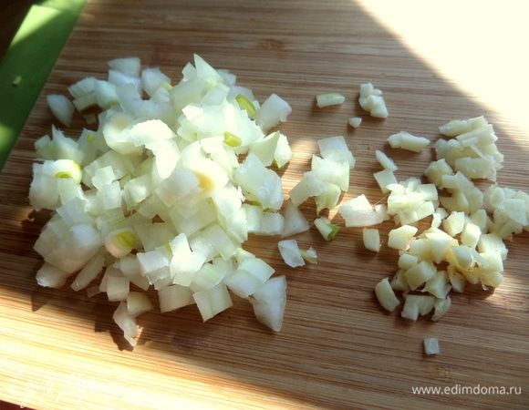 Лук, чеснок порубить.
