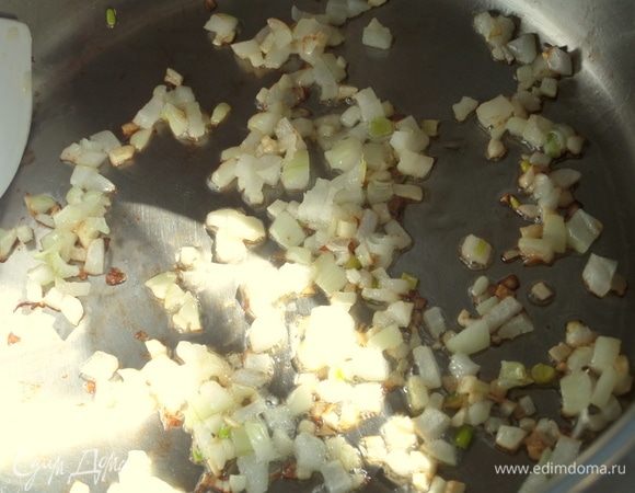 Обжарить в кастрюле с толстым дном, в которой будет вариться суп.