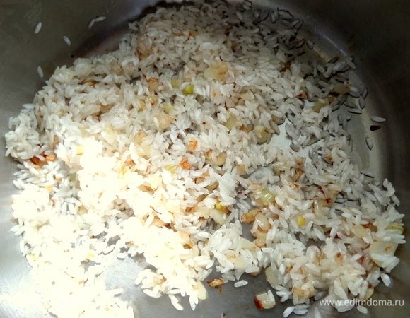 Отправить в кастрюлю влажный рис.