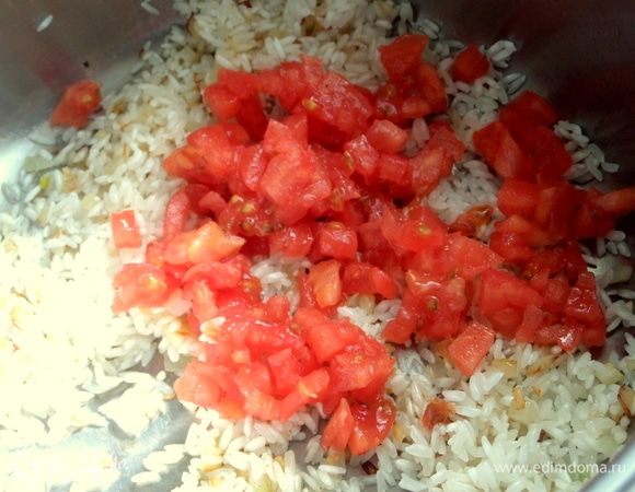 Помидор без кожицы нарезать и отправить к рису.