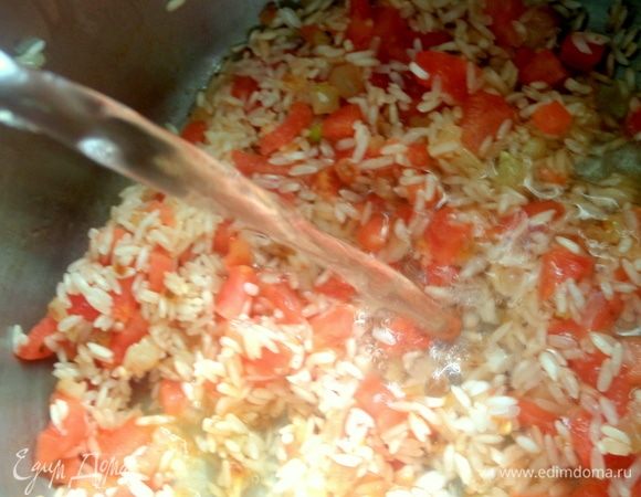 Влить литр воды. Возможно, понадобится и больше, до 1,2 л.