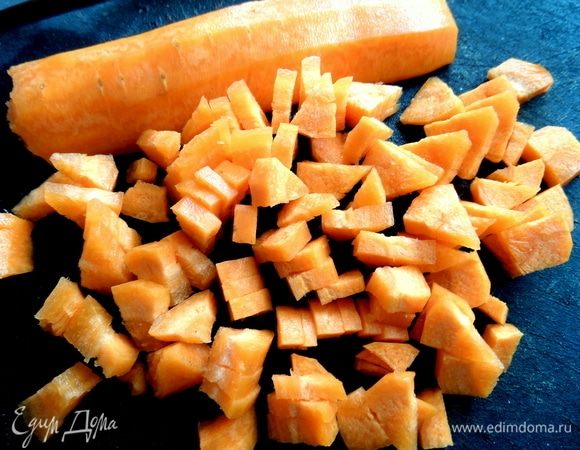 Морковь измельчить.