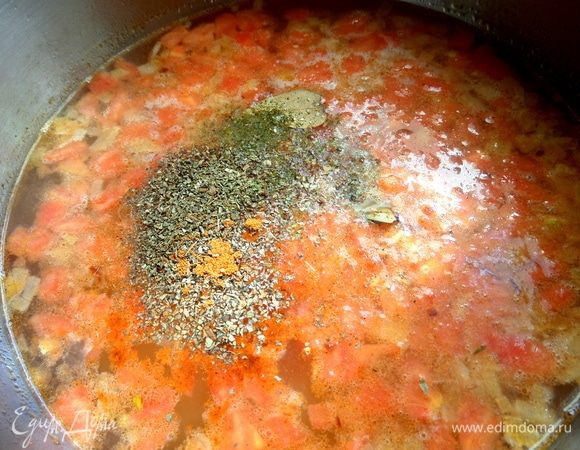 Отправить в суп морковь и варить до готовности риса. Помешивать, чтобы рисинки не прилипли ко дну кастрюли.