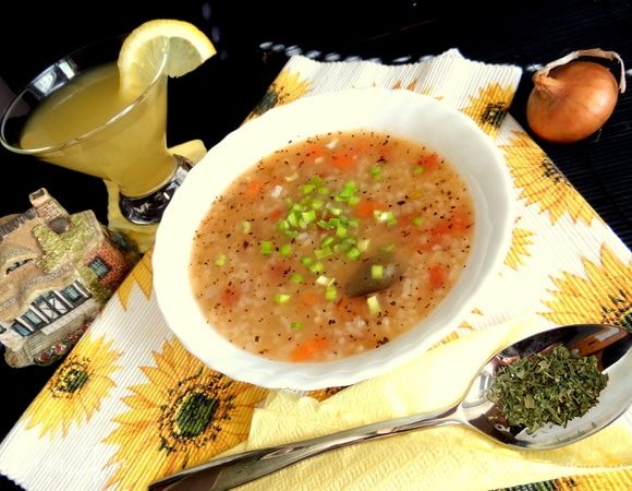 Разлить по тарелкам, украсить зеленым луком сверху.