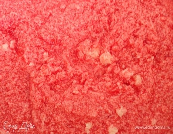 Взбить масло с сахаром до кремообразного состояния. Добавить яйцо, йогурт, лимонный сок и краситель, взбить до полного объединения.