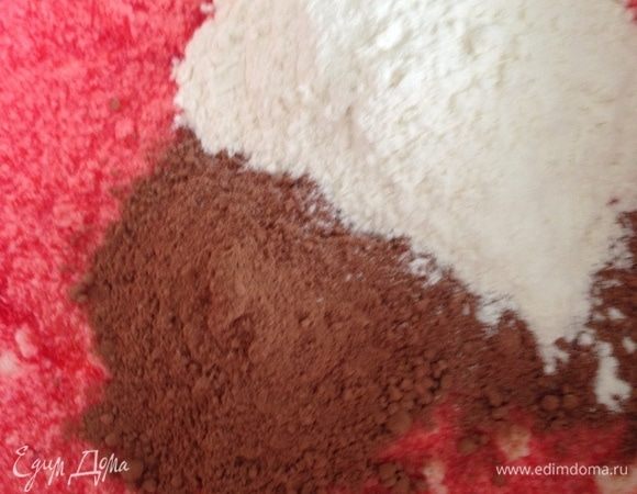 К яично-масляной смеси добавить мучную смесь и перемешать все лопаточкой.