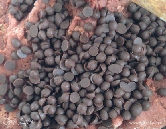 Добавить шоколадные капли (лучше, если это будет белый шоколад, но и черный прекрасно подойдет). Все перемешать. Отправить тесто на пару часов в холодильник.