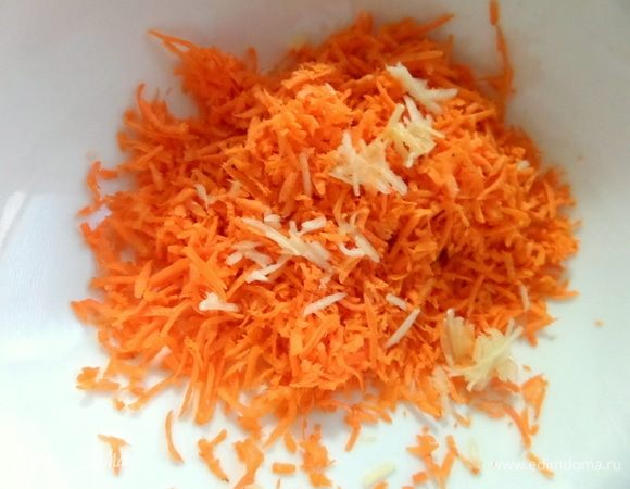 Морковь и чеснок мелко натереть. 