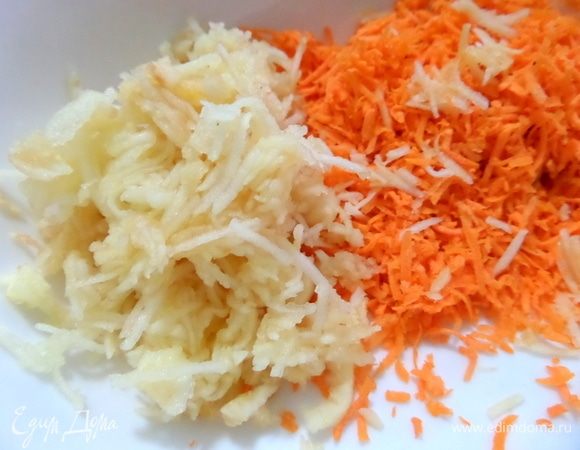 Добавить тертое яблоко без кожицы.