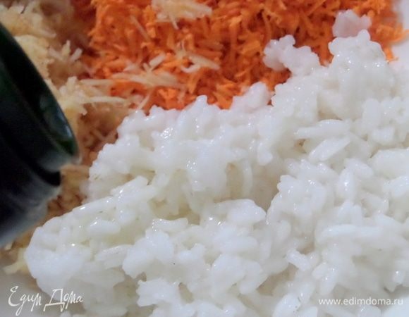 Добавить разваристый рис, оливковое масло (ложку).