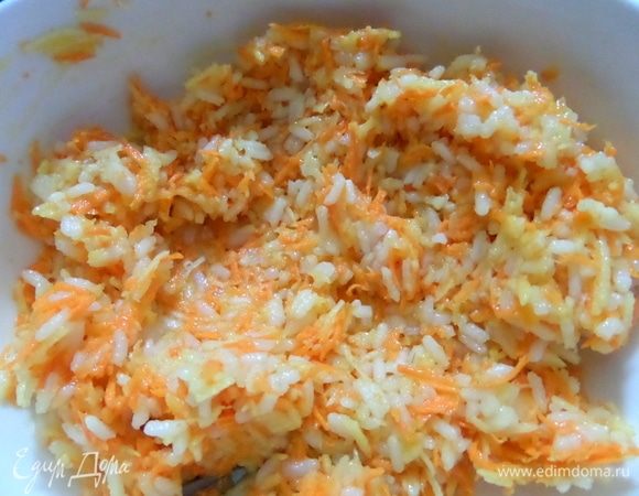 Перемешать, посолить, если требуется, но рис варился тоже с солью.