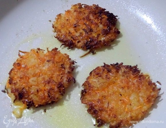 Перевернуть широкой лопаткой, жарить дальше.