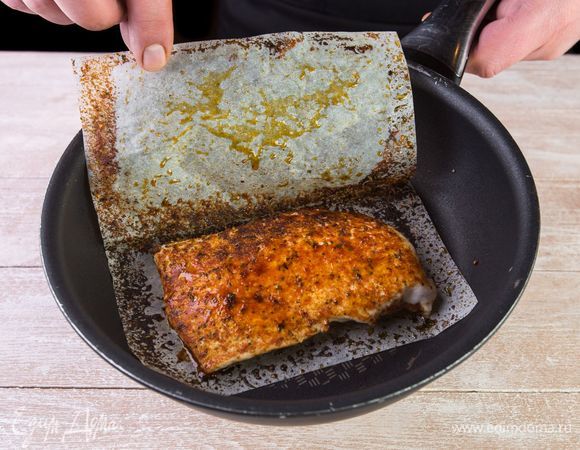 Немного разогрейте сковороду и обжарьте куриное филе в листе для жарки по 5–7 минут с каждой стороны. Масло добавлять не нужно.