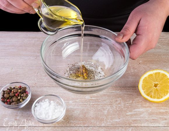 Смешайте заправку из оливкового масла, лимонного сока, горчицы, сахара, соли и черного перца.