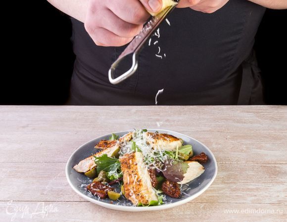 Перед подачей посыпьте салат тертым пармезаном.