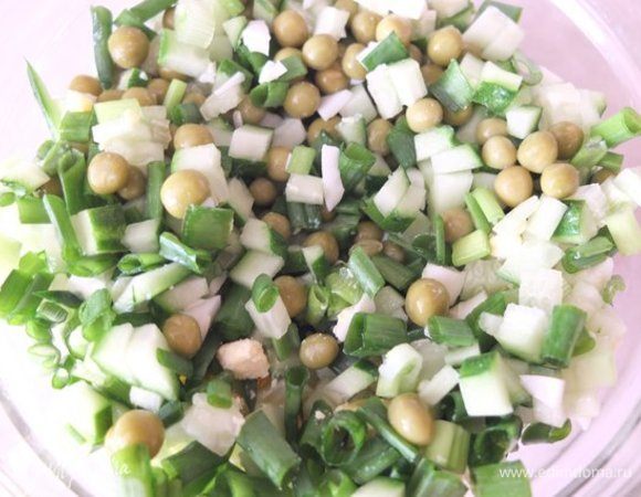 Яйца, огурец, зеленый лук мелко режем. Добавляем зеленый горошек ТМ «Фрау Марта», перемешиваем. 