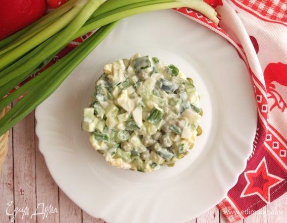 Салат можно заправить майонезом.