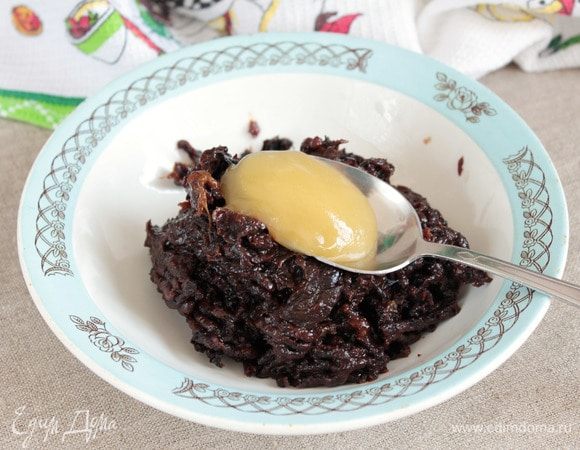 В черносливовое пюре добавить мед. Если мед густой, то добавить 0,5 ст. л., если жидкий, то 1 ст. л. Перемешать пюре с медом.