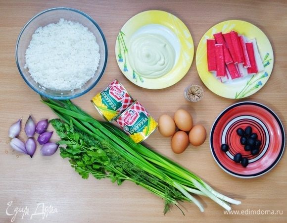 Подготавливаем ингредиенты, отвариваем рис, отвариваем яйца вкрутую, очищаем лук-шалот, промываем зелень.